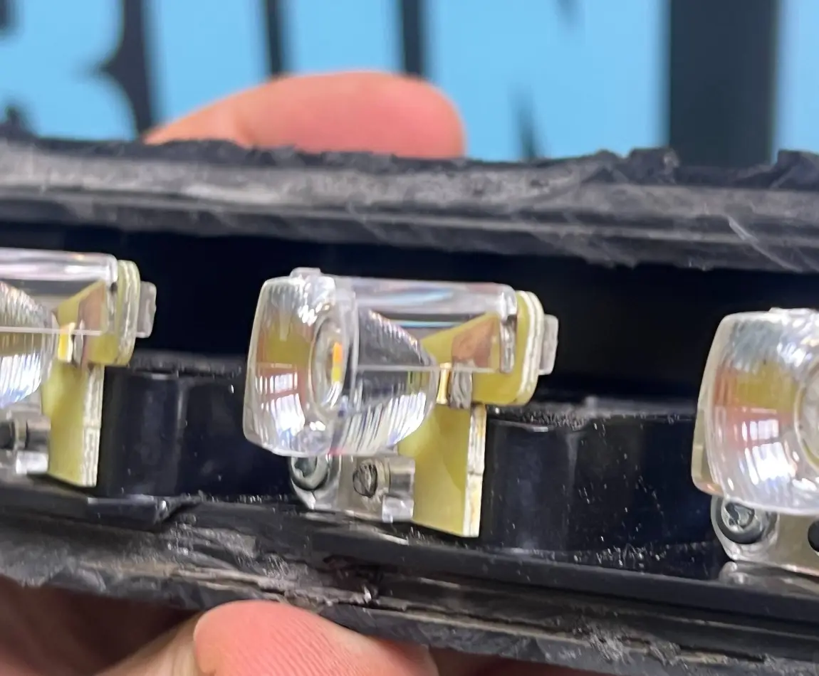 Фара Audi Q7 V12 в руке, демонстрация деталей сборки