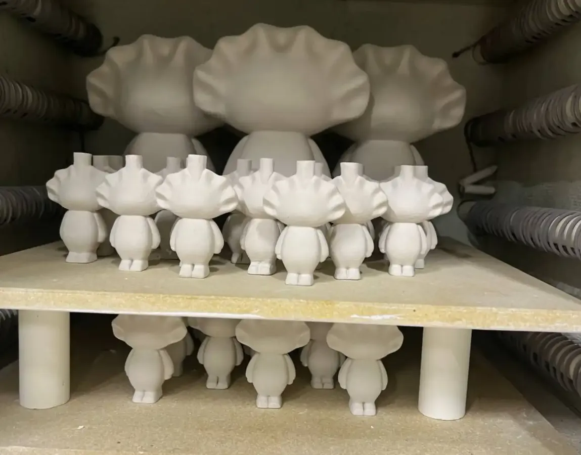 Несколько неокрашенных пельменей разных размеров