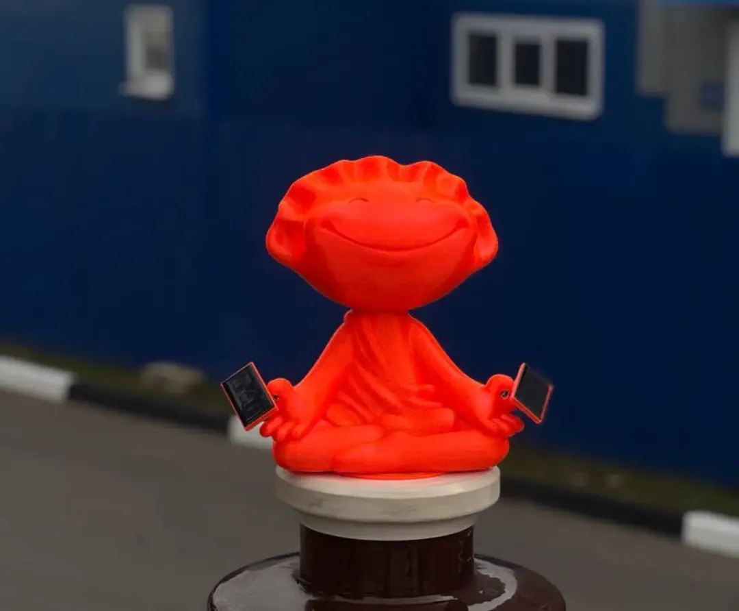 Фигура «Пельмень» днём на парковке технопарка