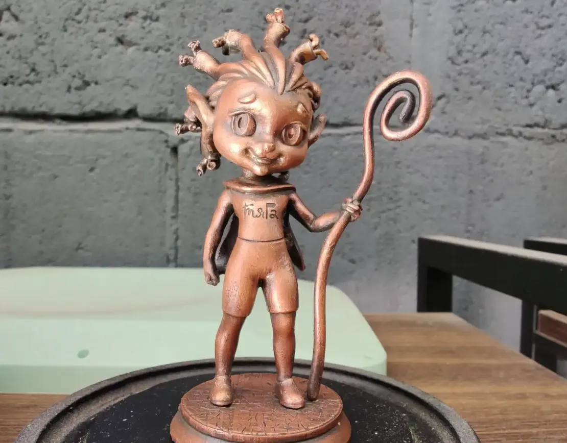 бронзовая фигурка Тяги-Гаргоны с жезлом и спиралевидными волосами