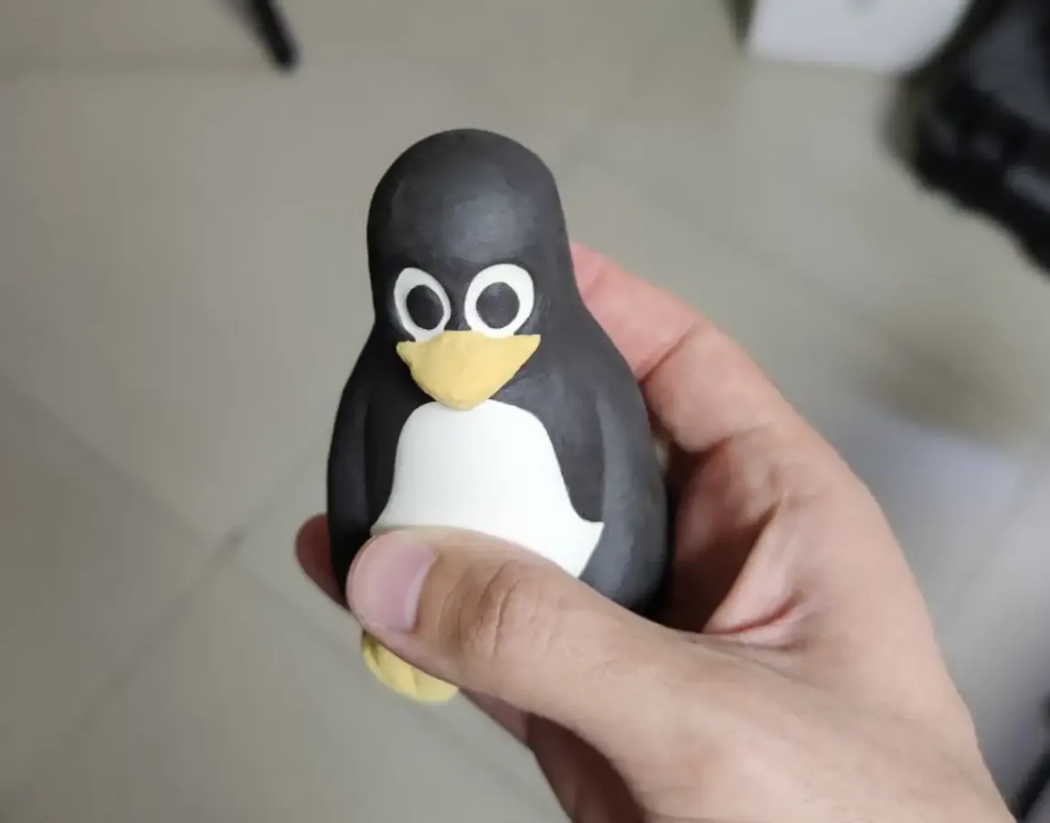Готовая глянцевая фигурка пингвина Tux после лакировки