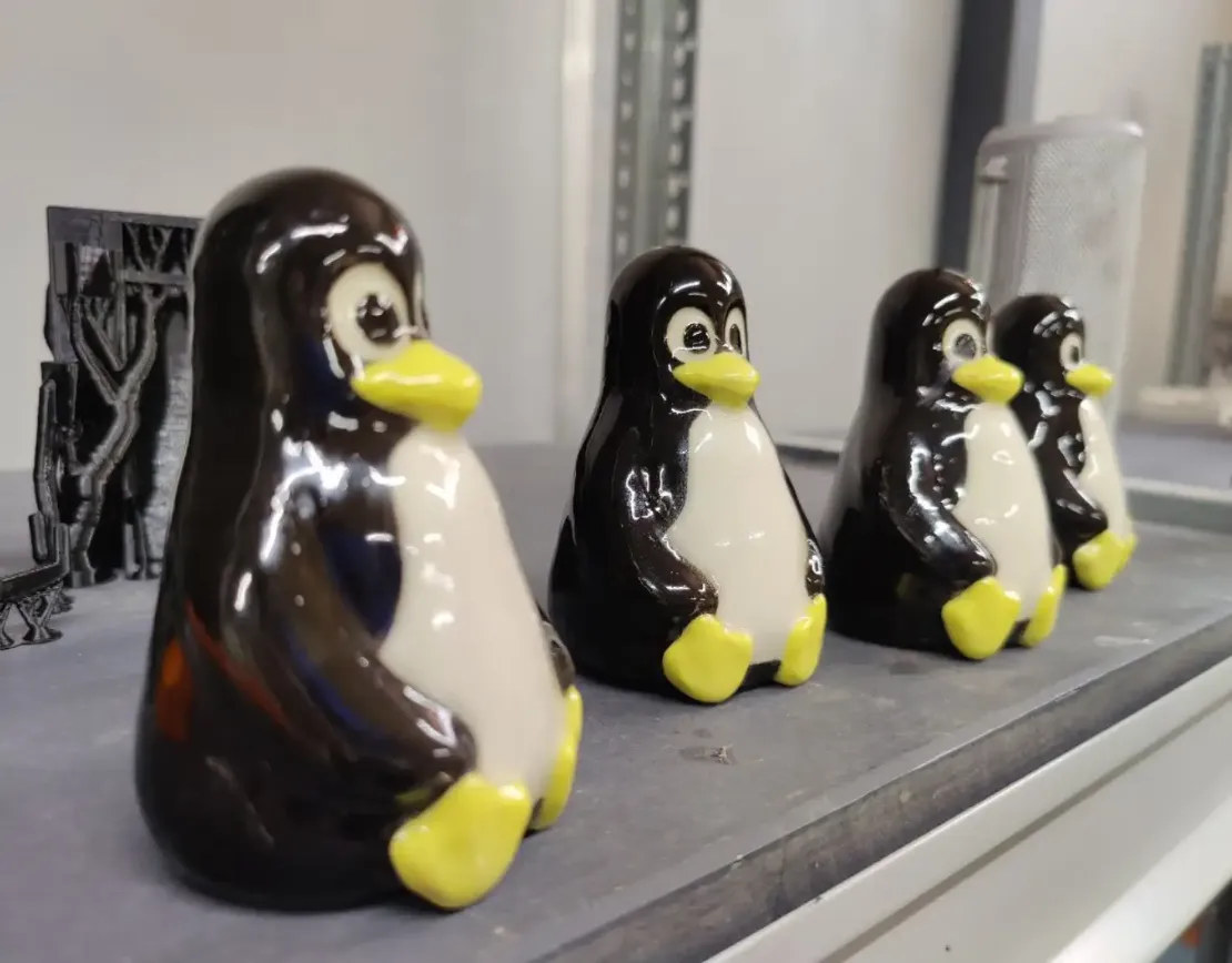 Набор линукс пингвинов на стелаже 