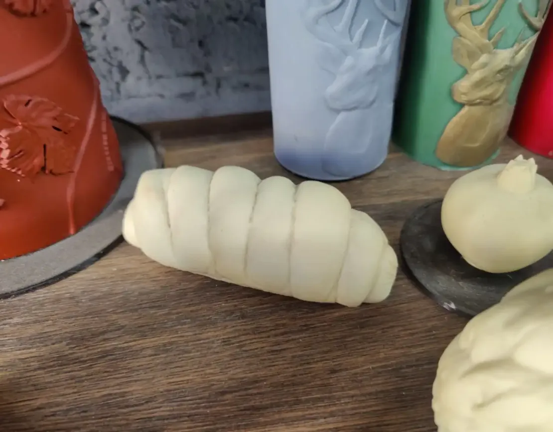 форма для сосиски в тесте на деревянном стенде рядом с другими изделиями speed3d