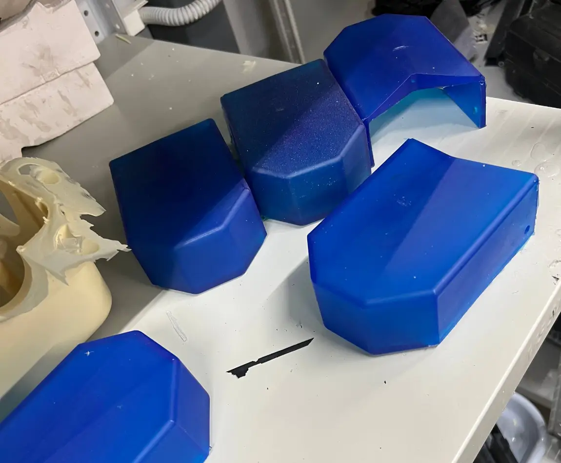 Пластиковые детали после литья в силиконовые формы