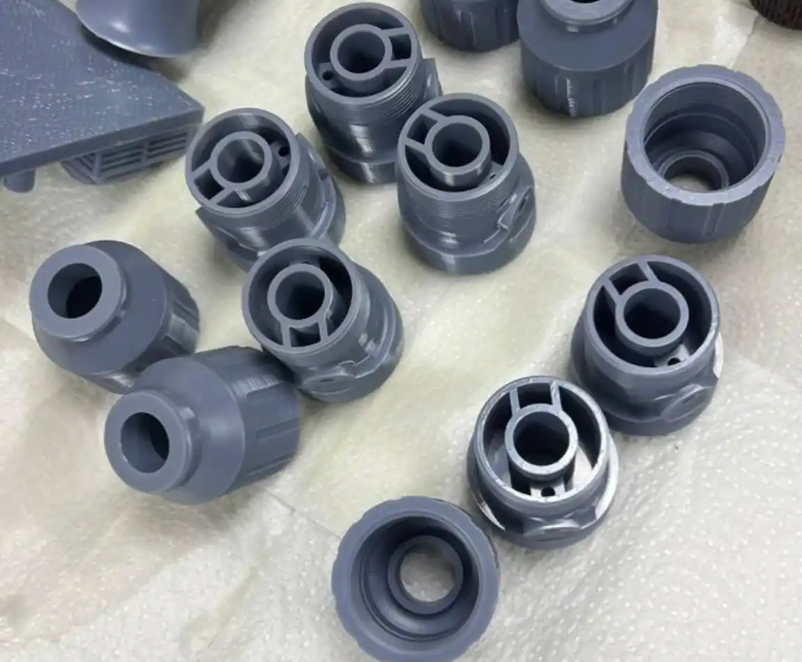 3D-печатные пистоны серого цвета, инженерные детали из пластика