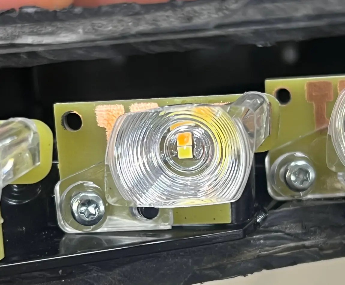 Переделанная фара Audi Q7 V12 с новым модулем дневного хода и поворотником