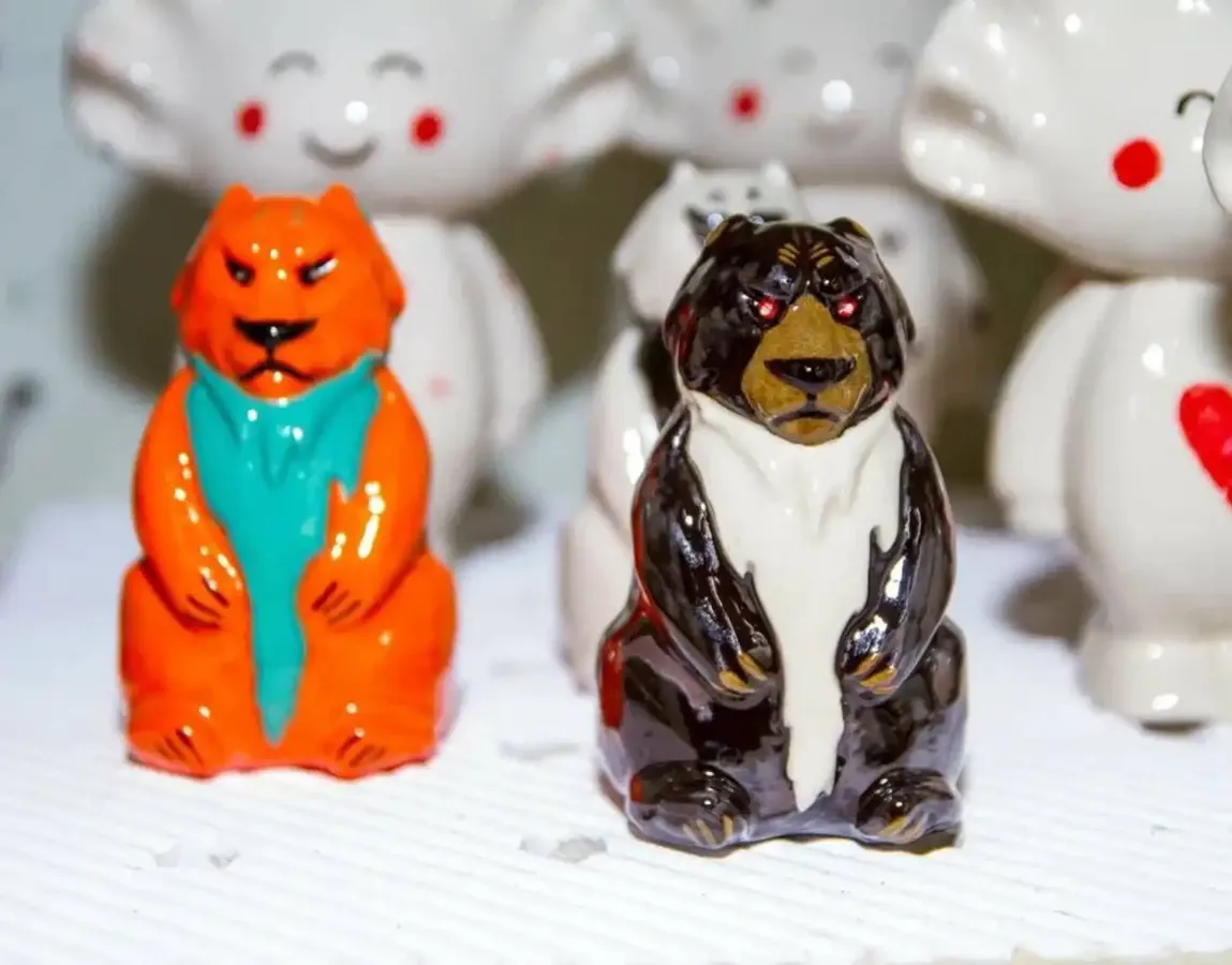 Фарфоровые фигурки бурого и рыжего медведя