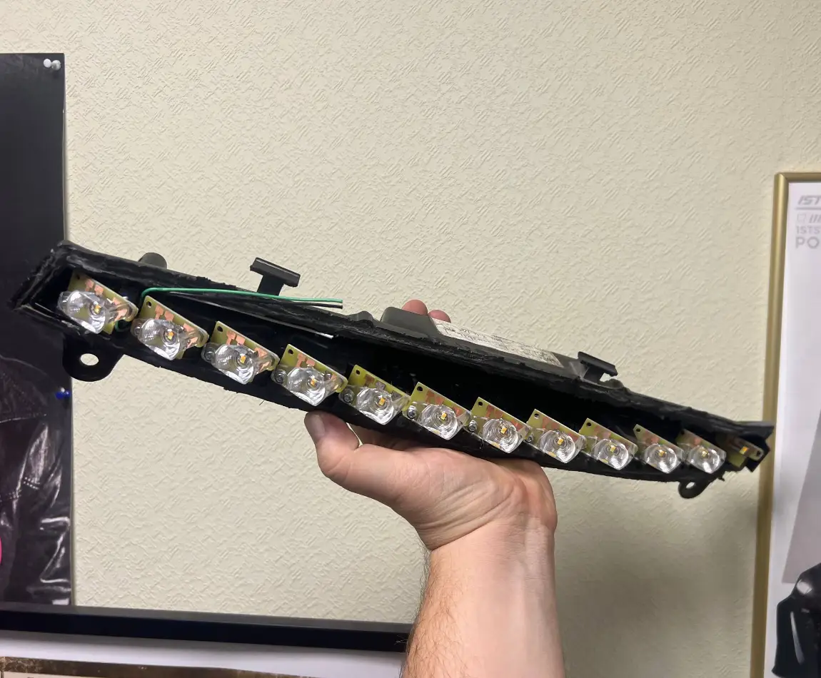 Переделанная фара Audi Q7 V12, вид под углом, светодиоды и монтаж