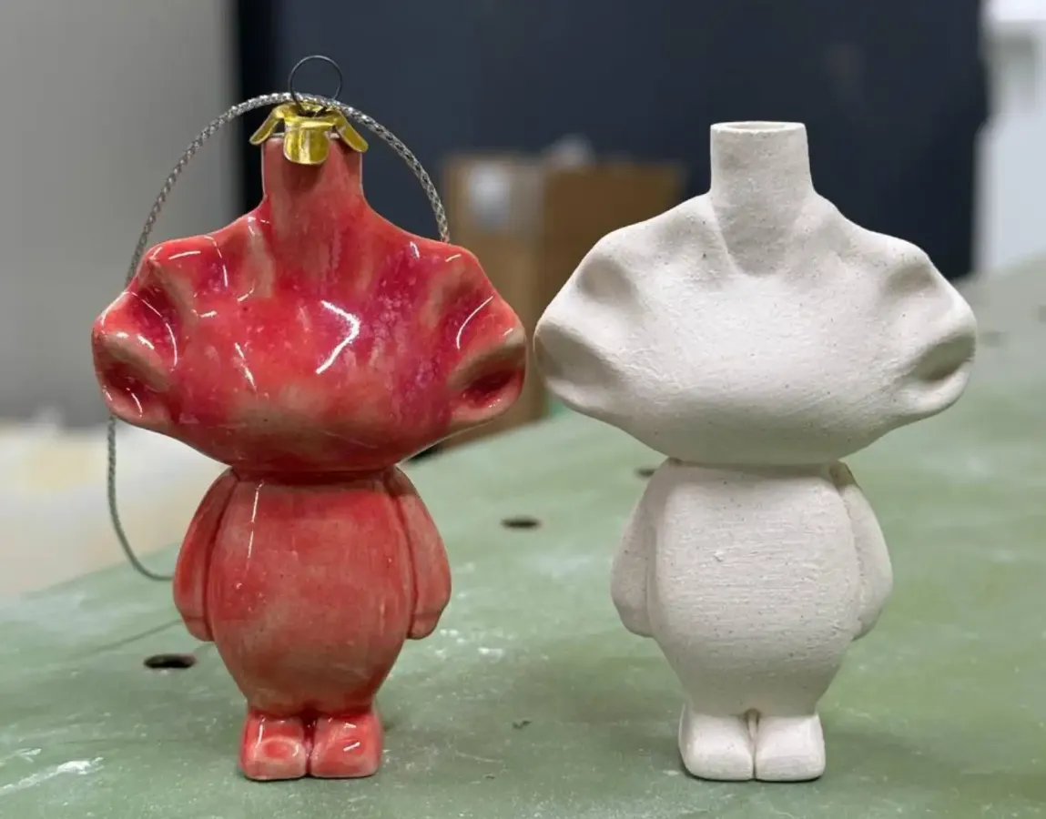 Разукрашенный и неокрашенный фарфоровый пельмень