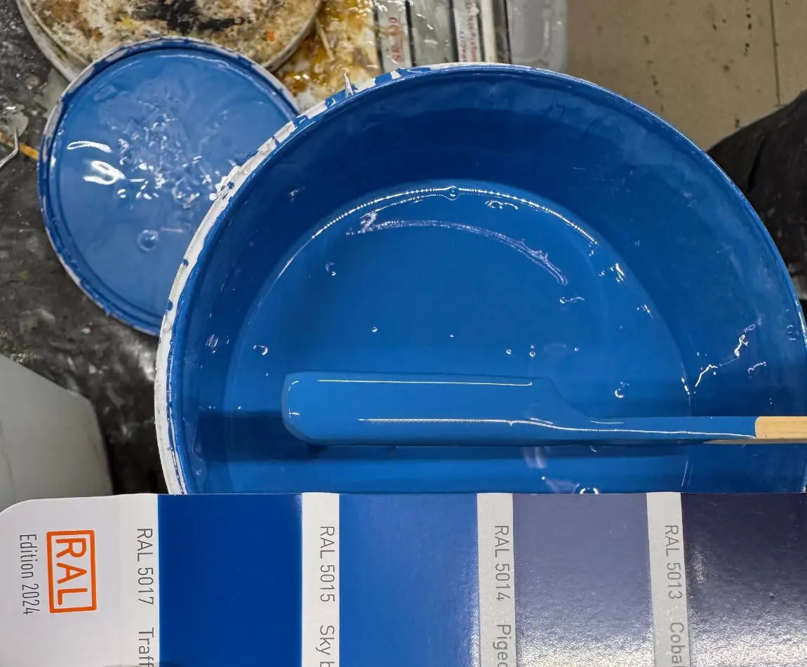 Пигмент по RAL 5015 Sky Blue перед заливкой в силиконовую форму