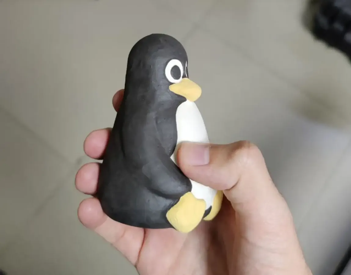 Полностью раскрашенная фигурка Tux до лакировки