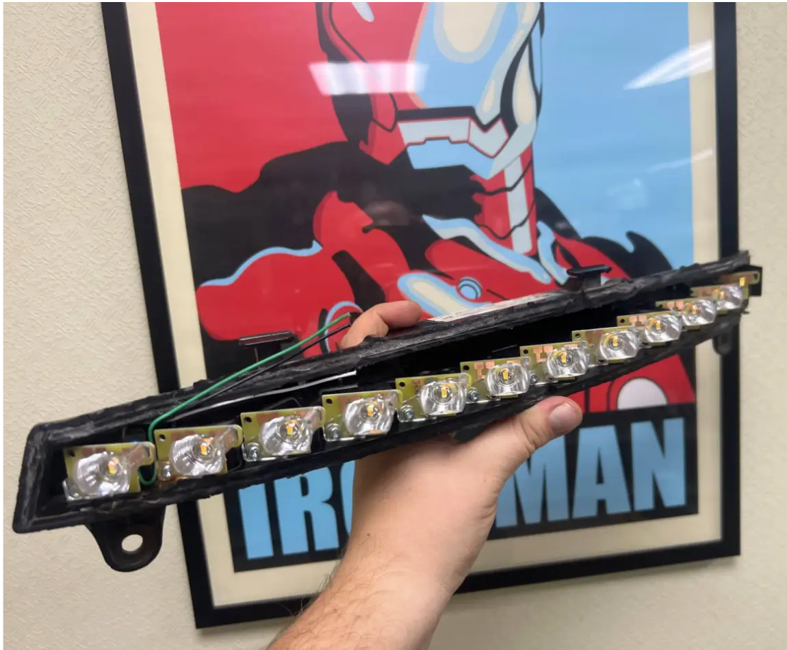 ара Audi Q7 V12 без стекла, демонстрация внутренней начинки и плат