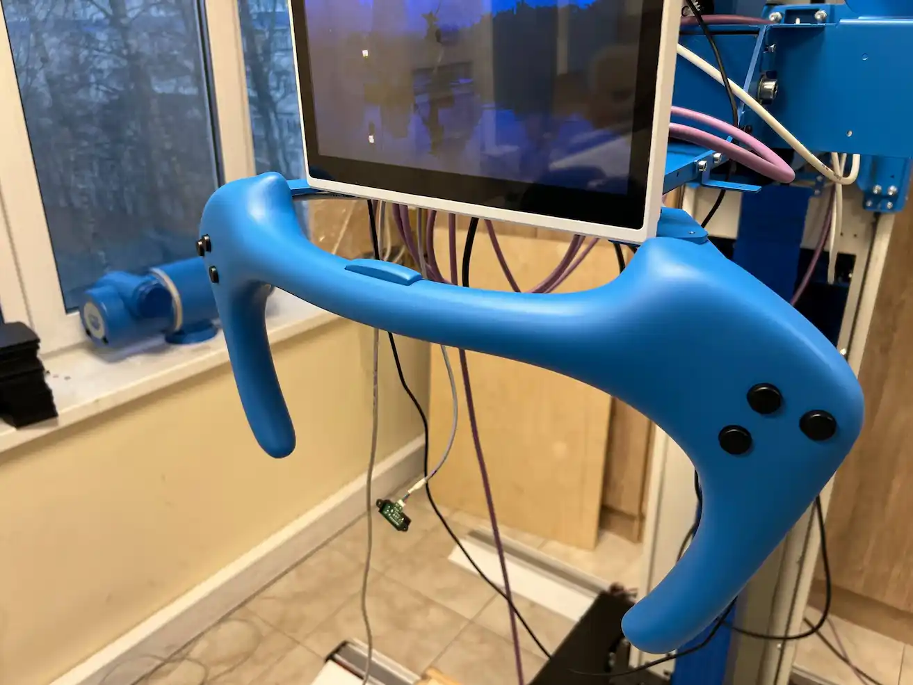 Синий корпус руля с установленным экраном для промышленного оборудования