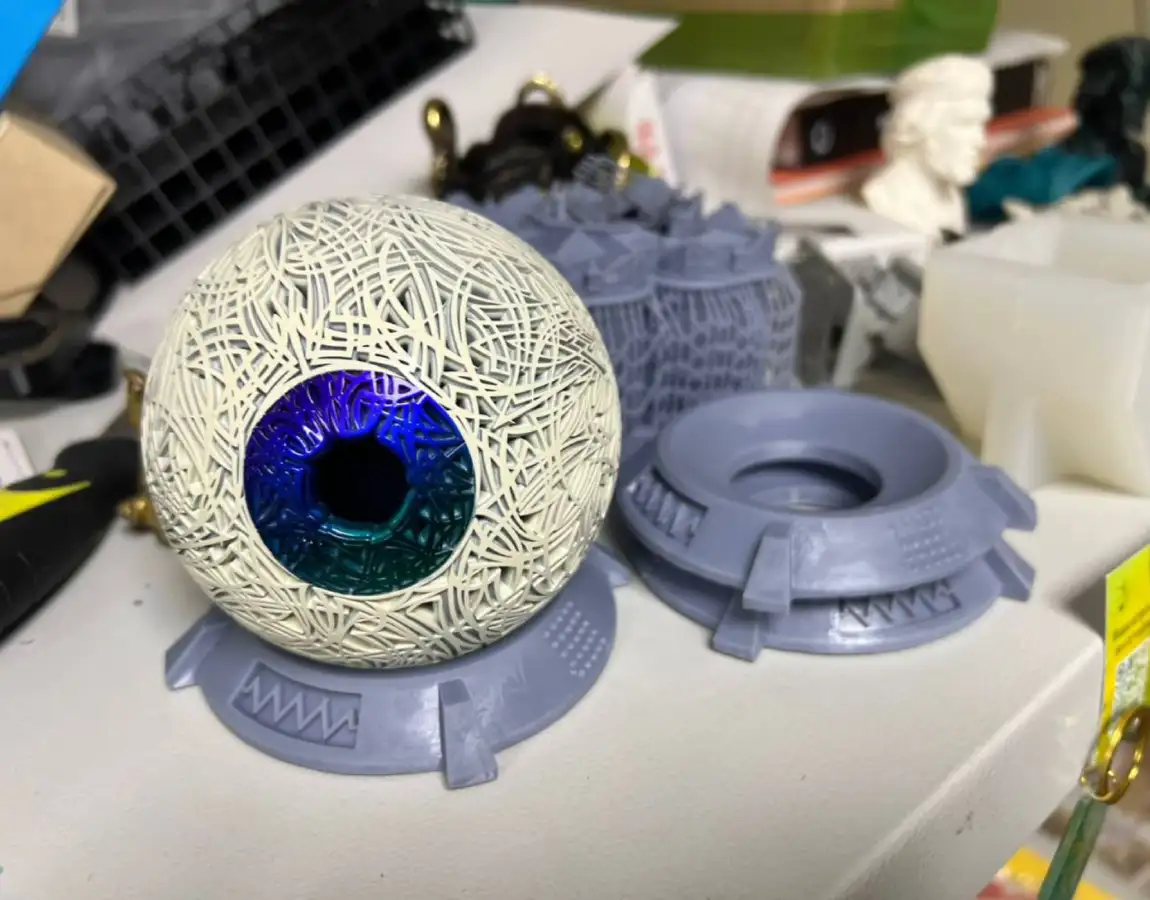 3D-печатная модель глаза с орнаментом и цветным зрачком в процессе сборки