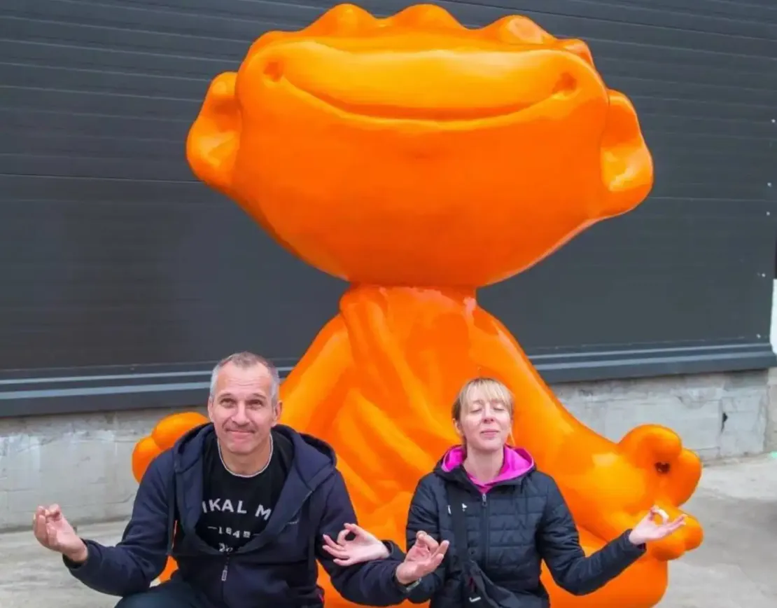 Посетители позируют с пельменем на празднике СПКБ