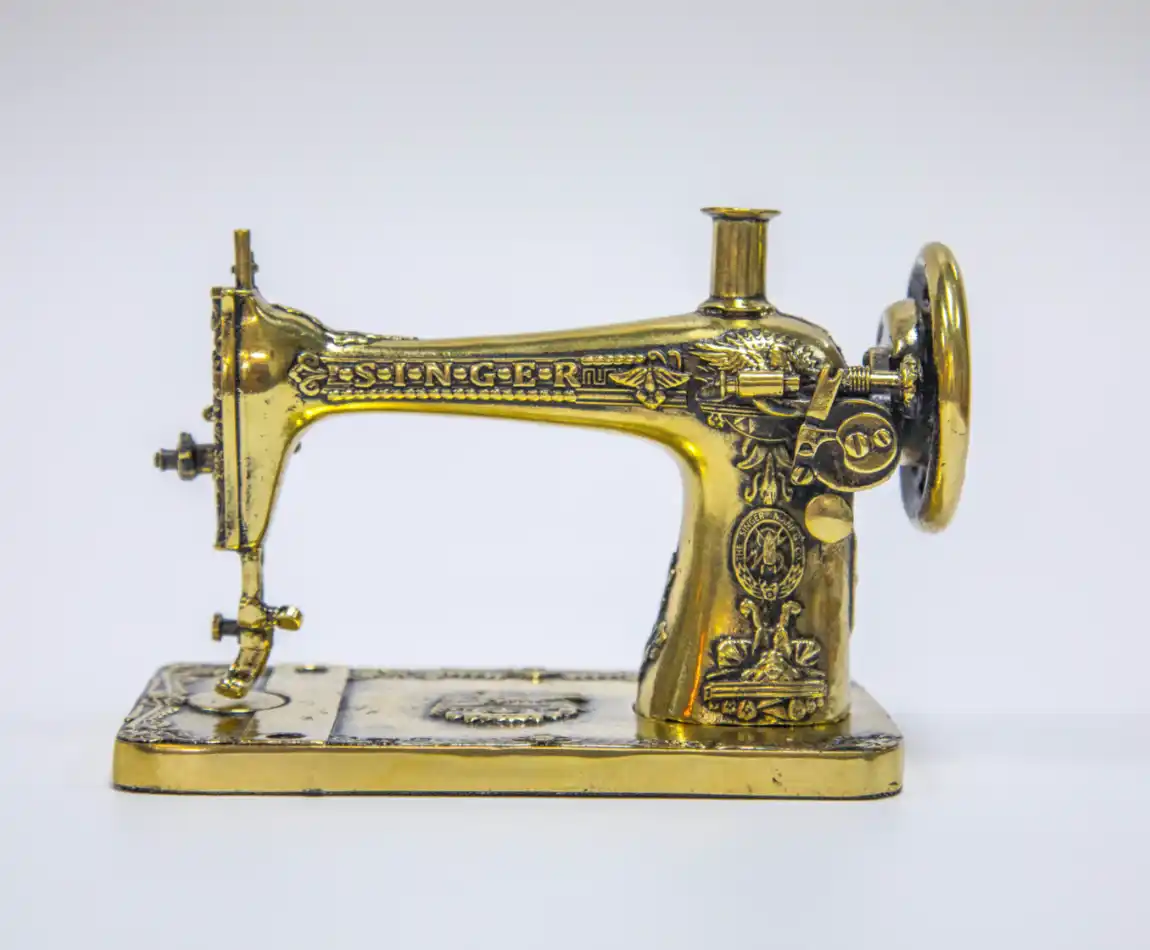 Латунный сувенир «Швейная машинка Зингер» — миниатюрная копия исторической подольской машинки Singer