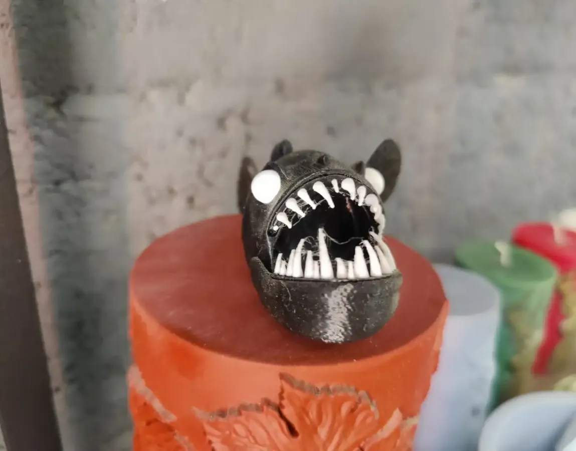 Рыба-монстр с выпяченной вправо челюстью, вид сбоку.