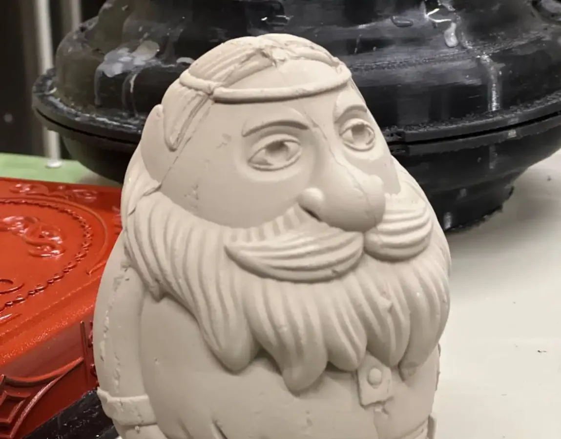 Неокрашенная фарфоровая фигурка деда