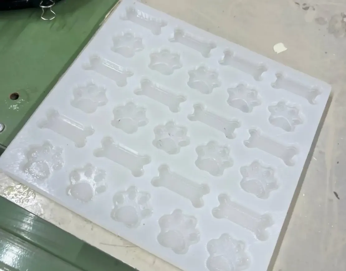 Готовая форма на фоне силиконовой матрицы