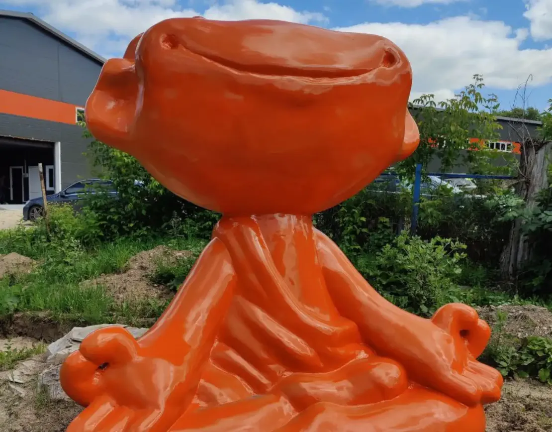 Улыбающийся пельмень крупным планом на фоне синего неба