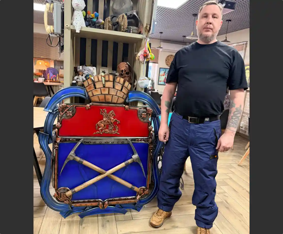 Подольчанин Алексей Каштанов — художник и резидент «Притягательного завода» со своим произведением в кафе-пекарне.