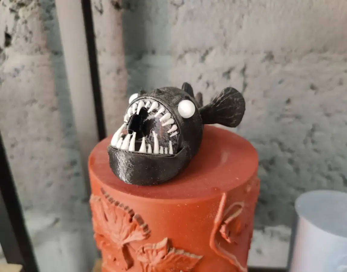 Рыба-монстр с выпяченной влево челюстью, вид сбоку.