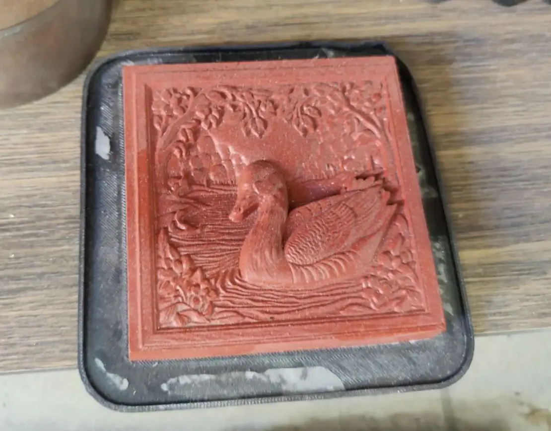 Форма с рельефом утки на светлом фоне