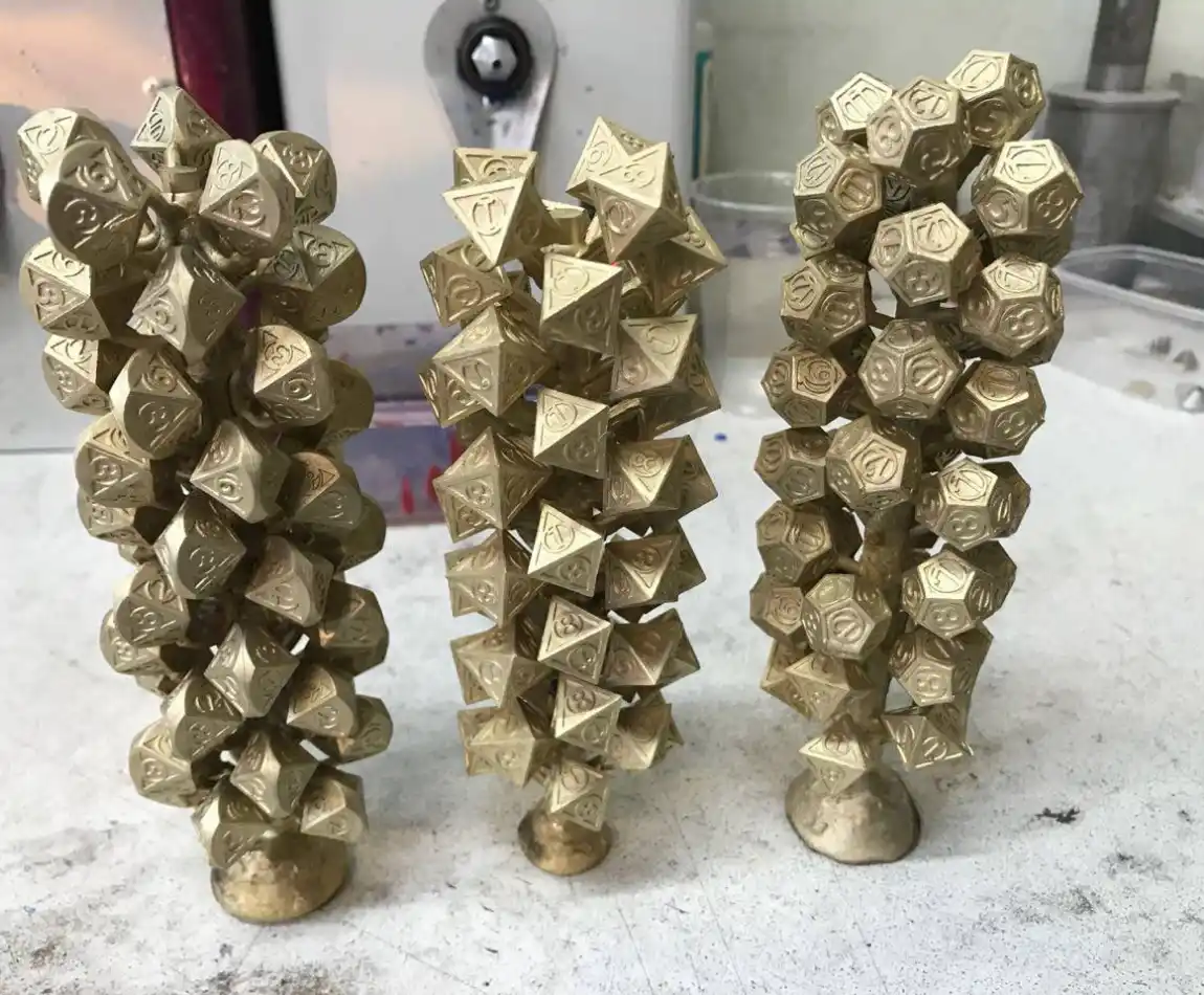 Латунные кубики для настольных игр после литья