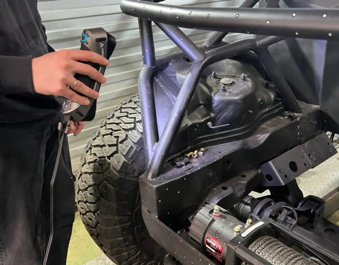 Крупный план сканирования области над колёсной аркой. Видны маркеры и лазерная сетка.