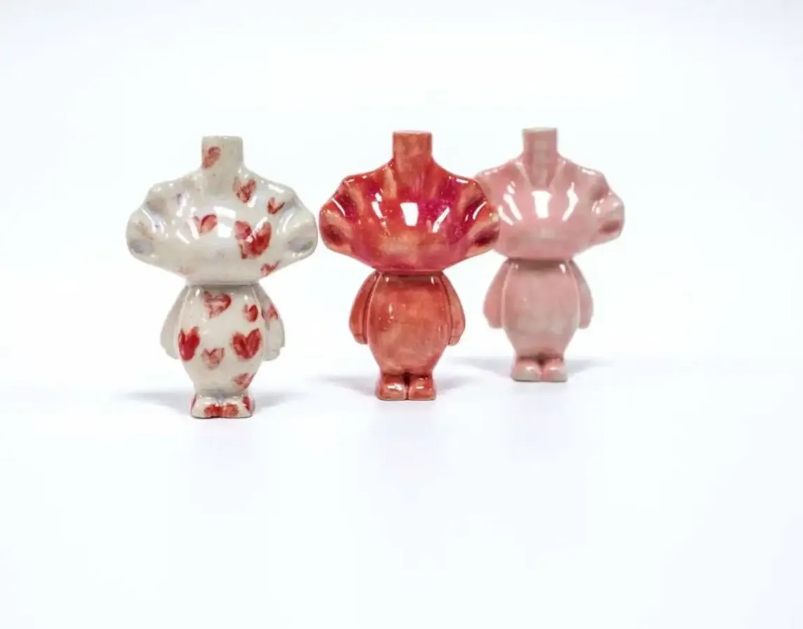 Три разукрашенных фарфоровых пельменя