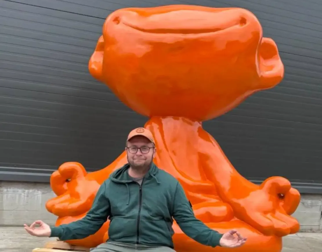 Евгений Мацевитый позируют в йоговской позе перед пельменем