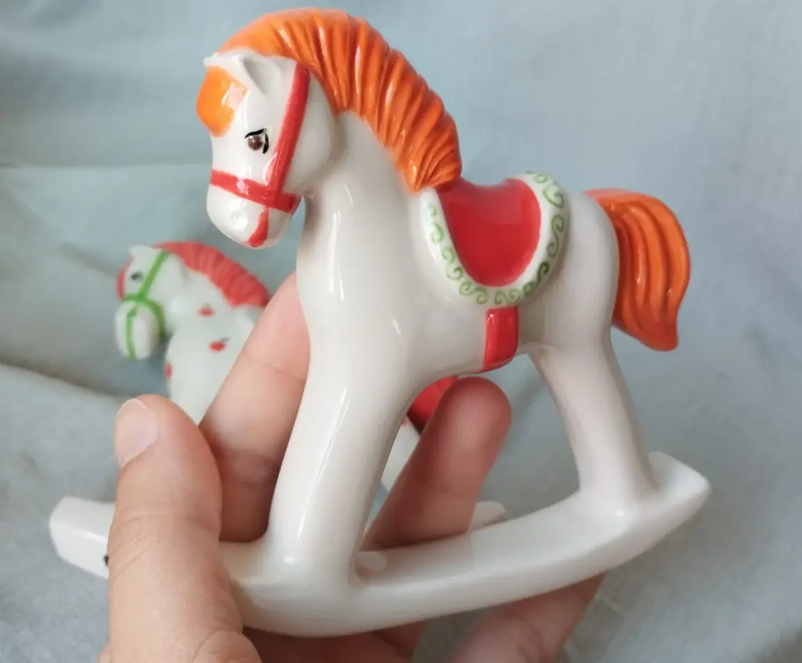 Расписанная фарфоровая лошадка с оранжевой гривой и красной сбруей