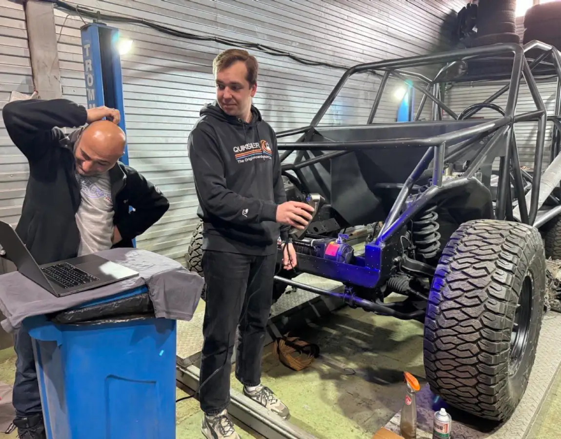 Общий план сканирования, участники проекта обсуждают модель на ноутбуке.