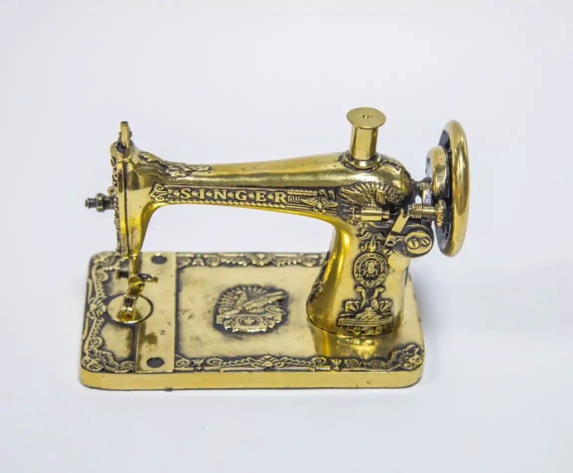 Латунная швейная машинка Singer — вид сверху, демонстрация проработанных деталей корпуса.