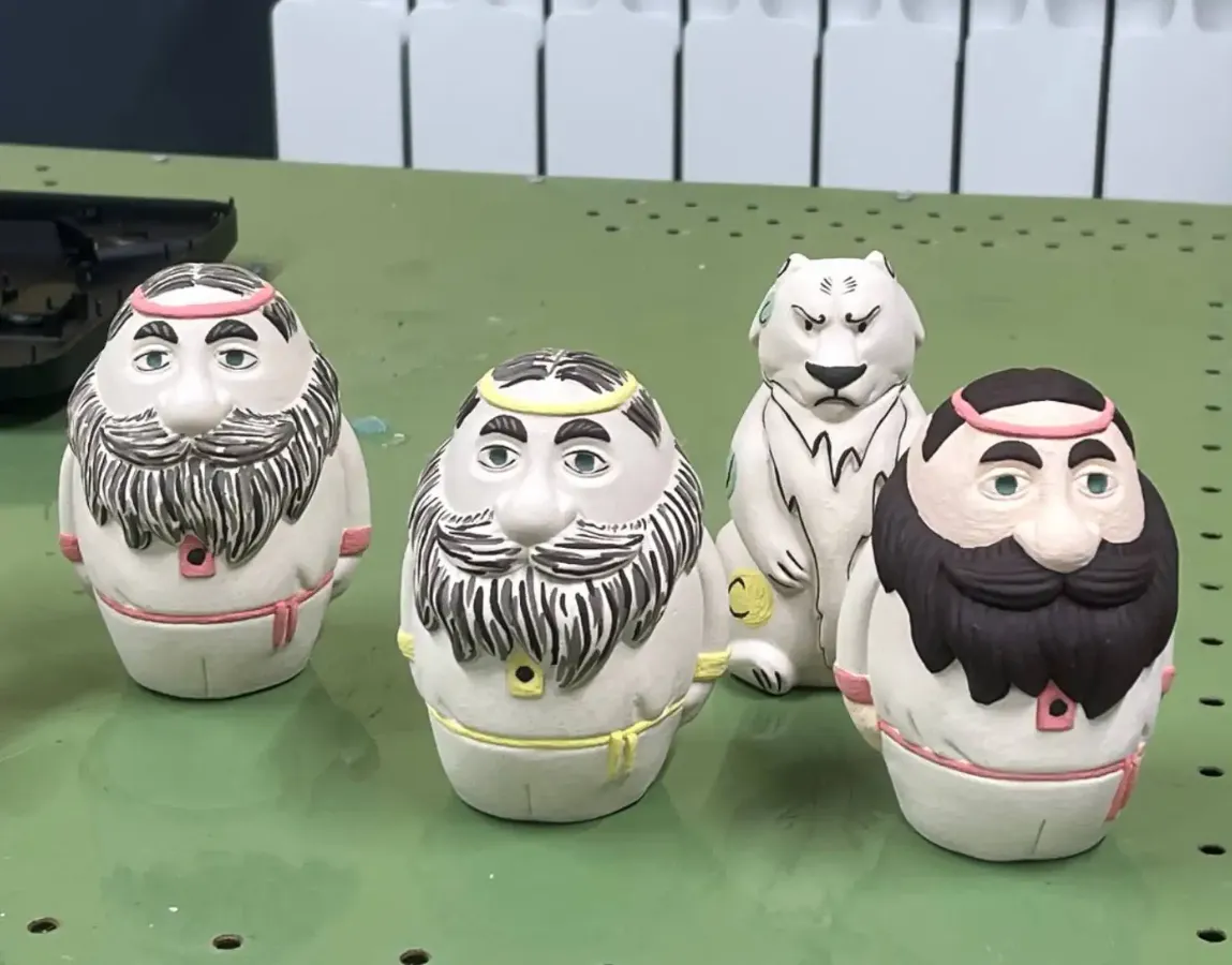 Фигурки деда на этапе росписи
