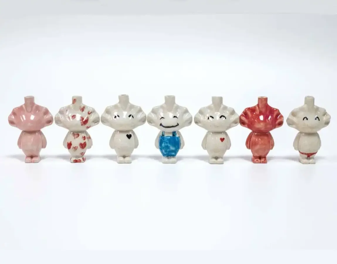 Семь фарфоровых пельменей, расписанных вручную