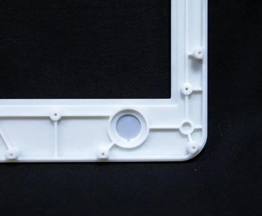 Деталь рамки пульта с посадочными отверстиями, напечатанная на SLA-принтере.