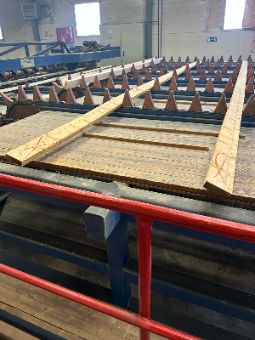 В мае 2024 года получили запрос от крупного ЛПК на поставку запчастей для лесопильного оборудования HewSaw R200. По итогам переговоров был подписан договор на поставку запчастейHewSaw, и мы приступили к выполнению заказа.