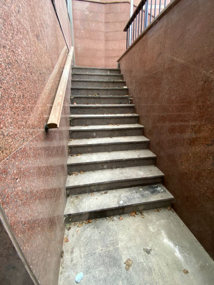 Спуск в цоколь