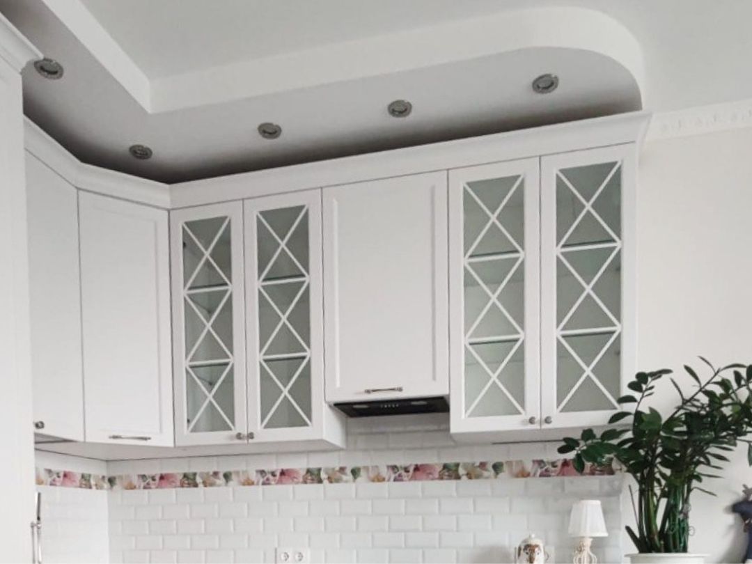 Белая кухня в классическом стиле