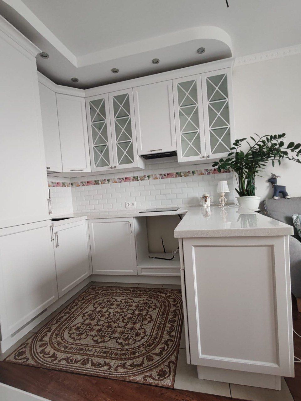 Белая кухня в классическом стиле