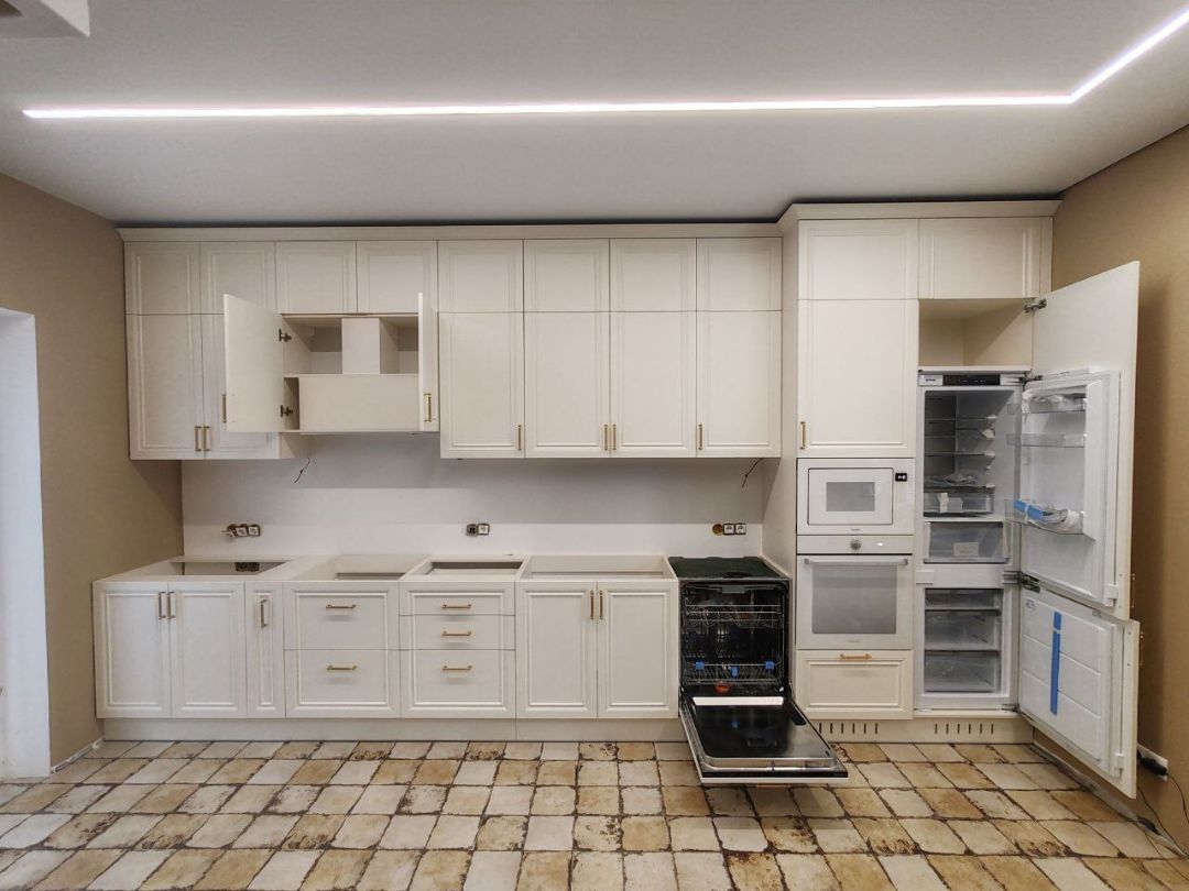 Белая кухня в классическом стиле