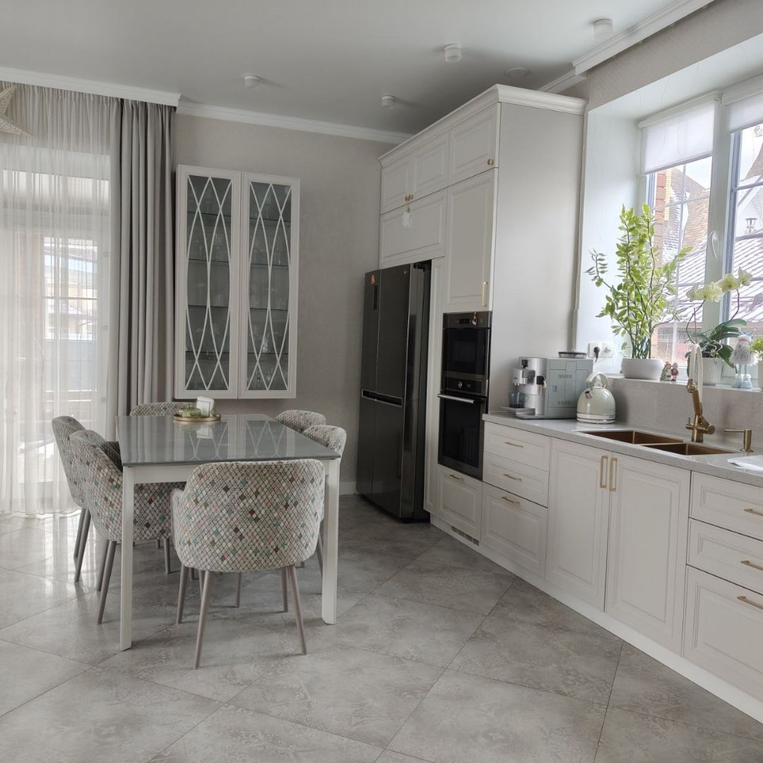 Белая кухня в стиле неоклассика