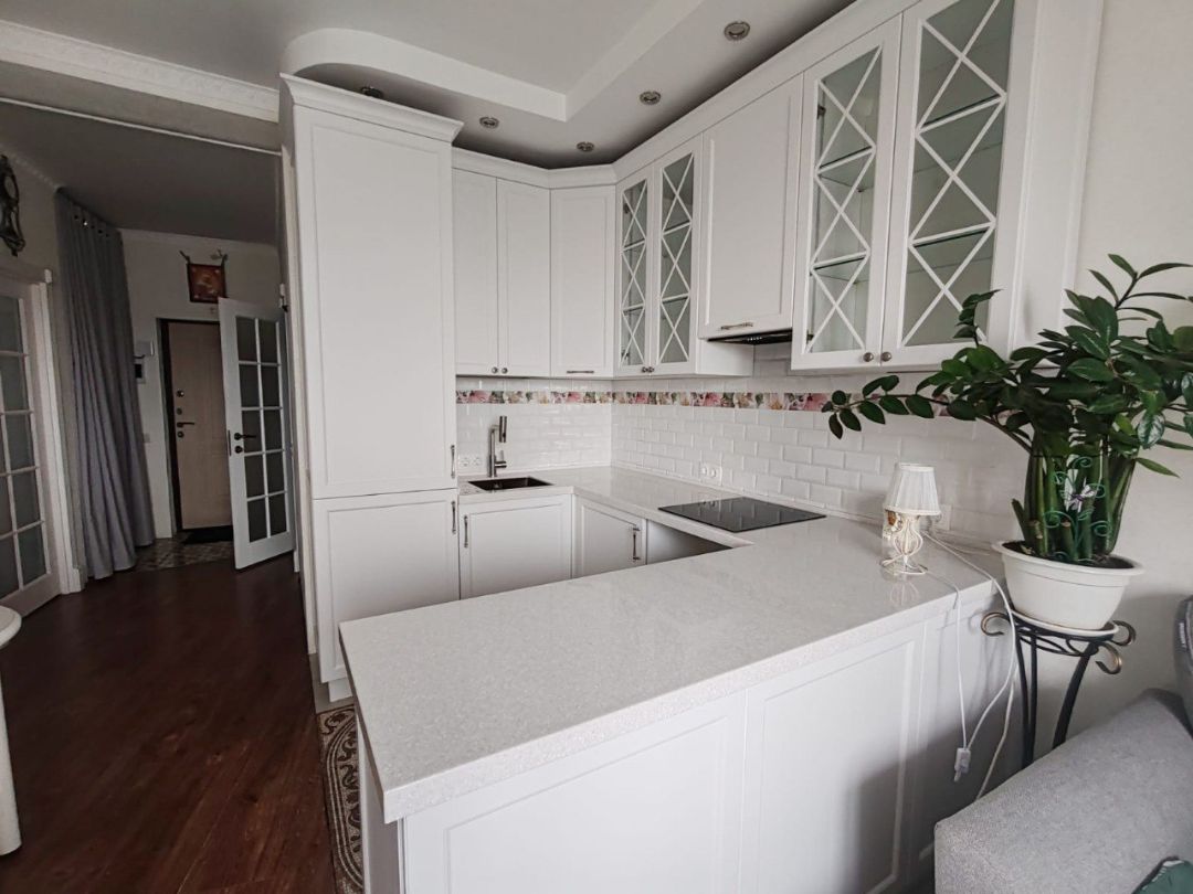 Белая кухня в классическом стиле