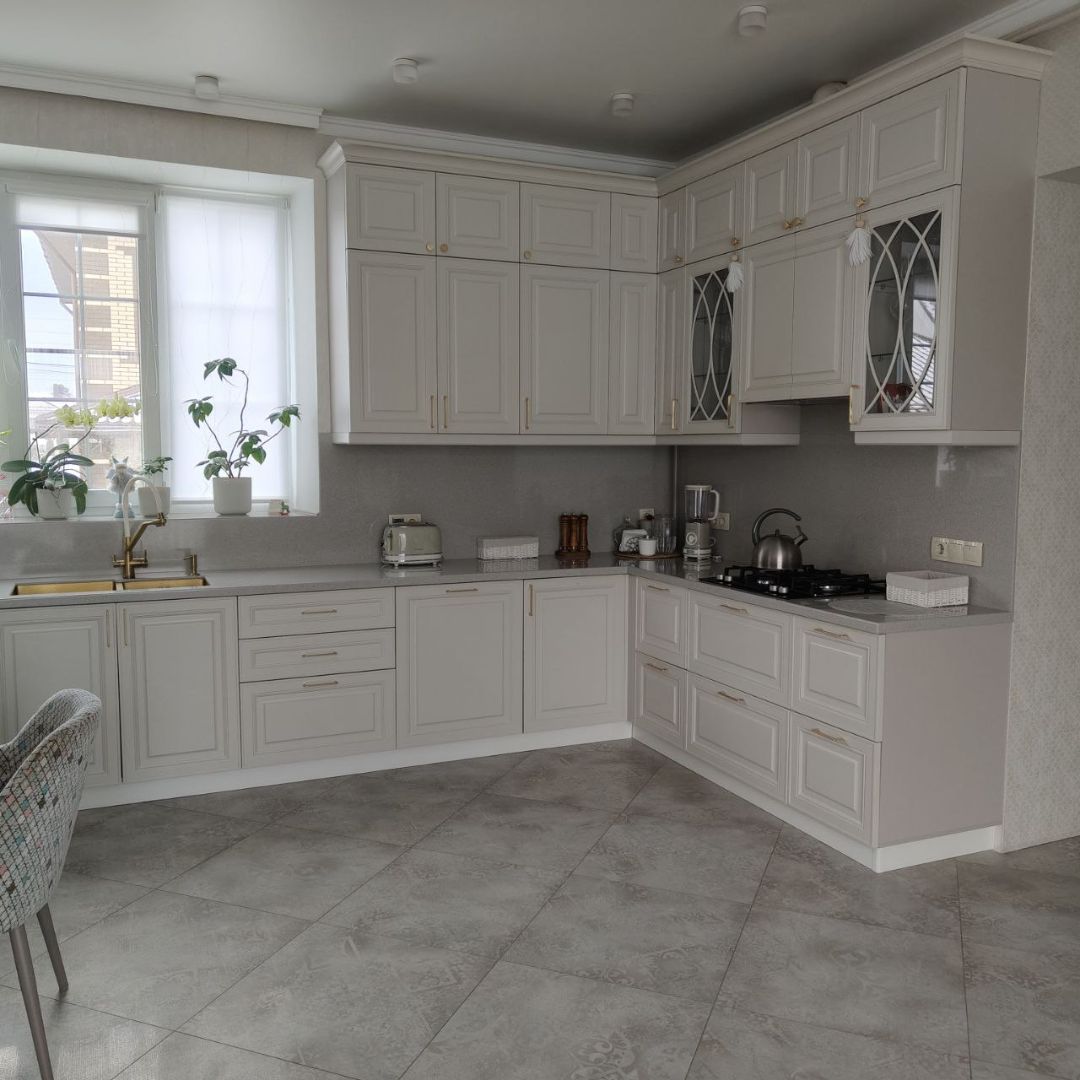 Белая кухня в стиле неоклассика