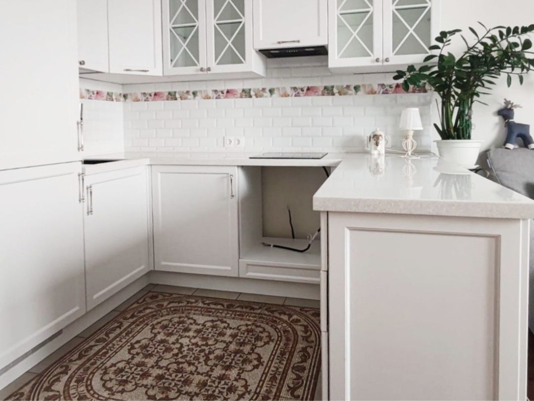 Белая кухня в классическом стиле