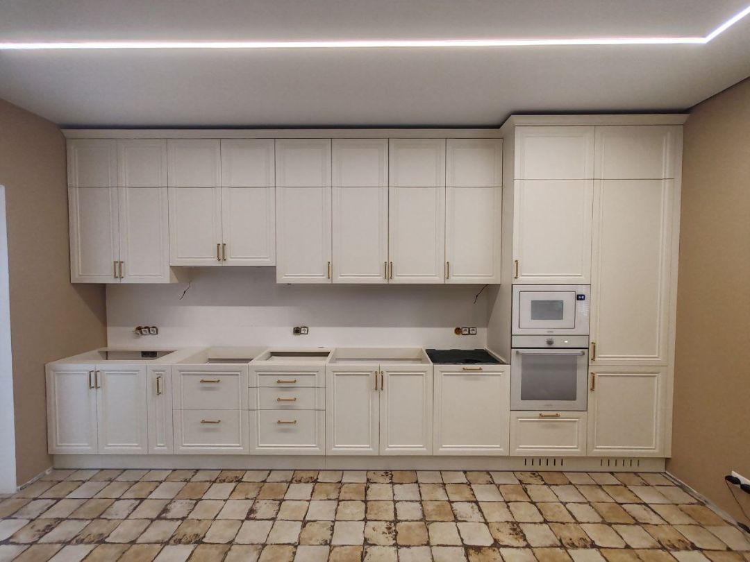 Белая кухня в классическом стиле