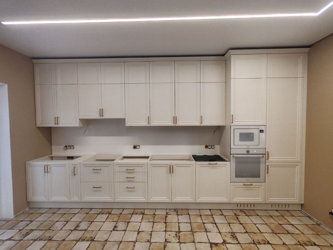 Белая кухня в классическом стиле