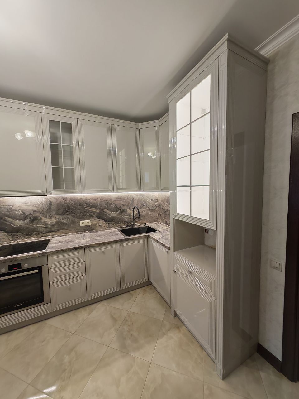 Сливочная глянцевая кухня в стиле неоклассика