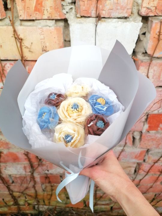 шоколадный букет с голубыми пионами